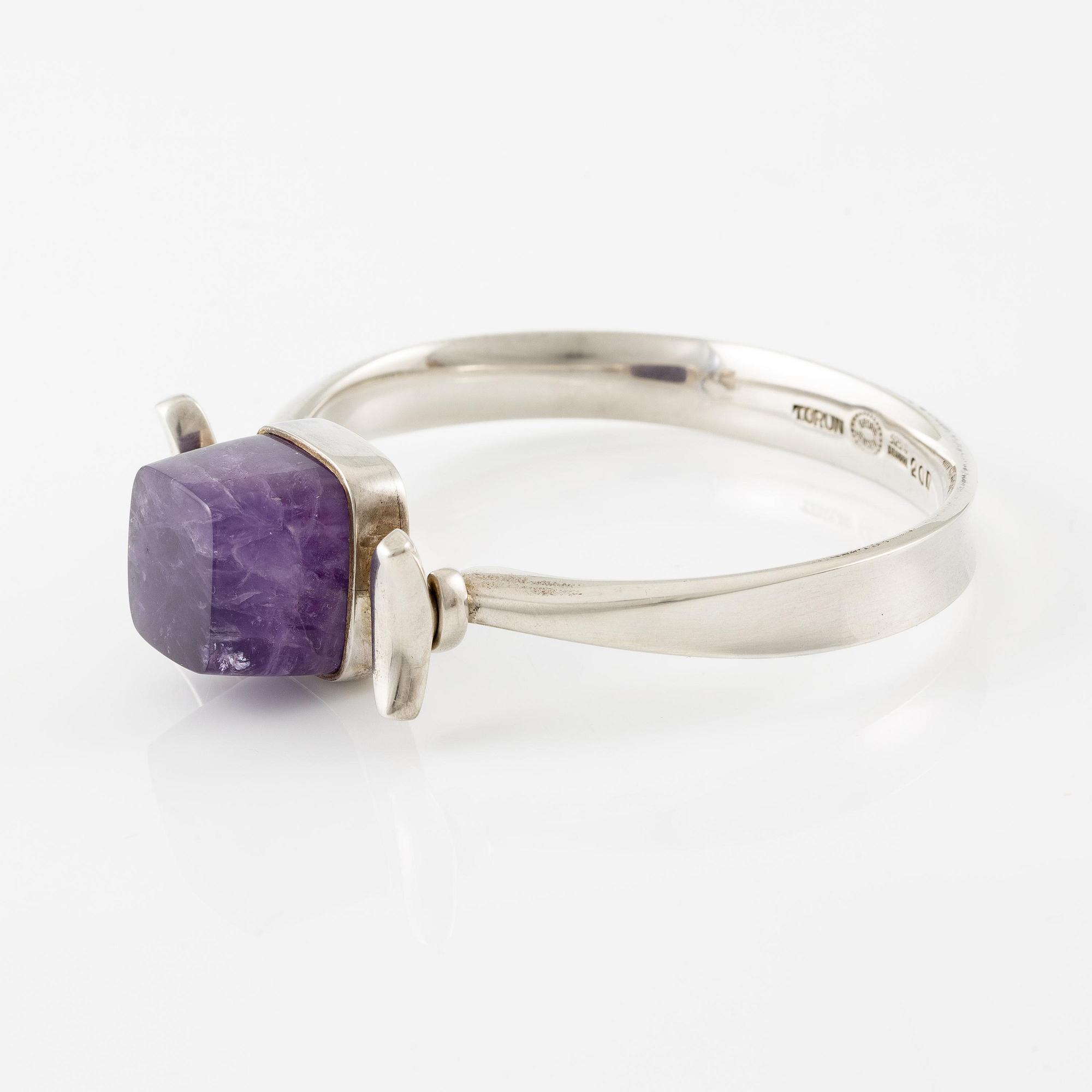 Vivianna Torun Bülow-Hübe, armring, sterlingsilver med ametist, för Georg Jensen.