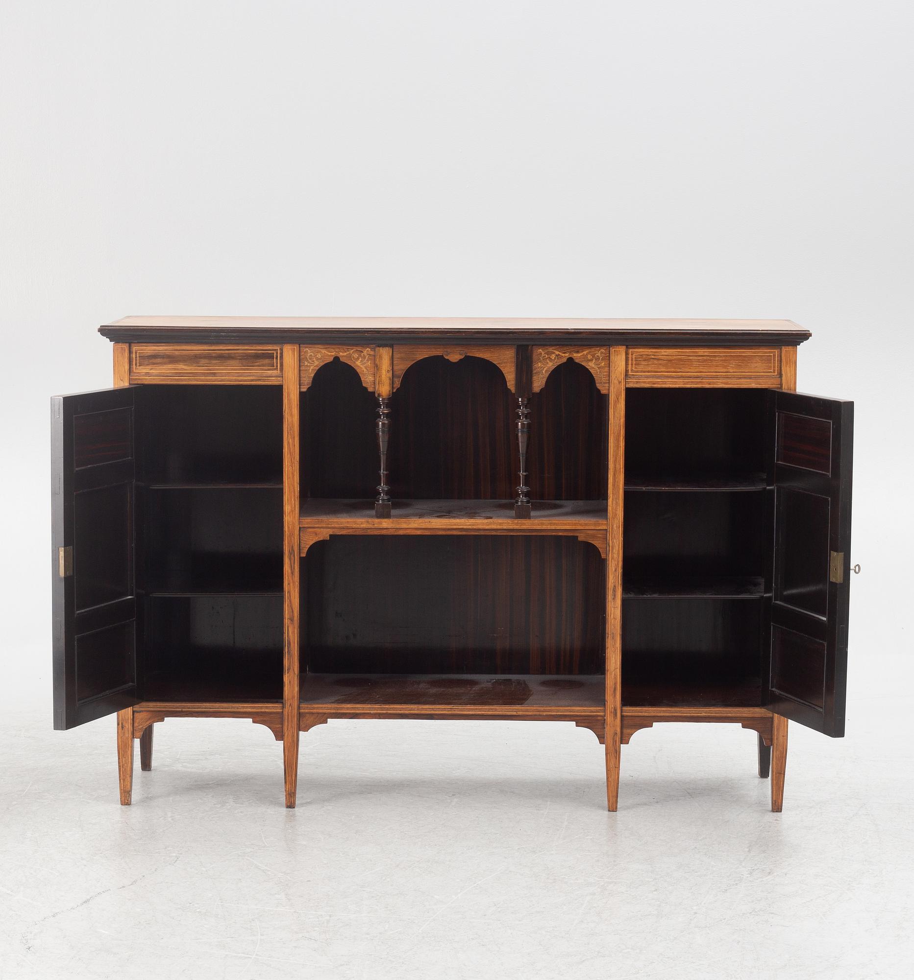 Sideboard, James Shoolbred & Co, London, England, omkring år 1900.
