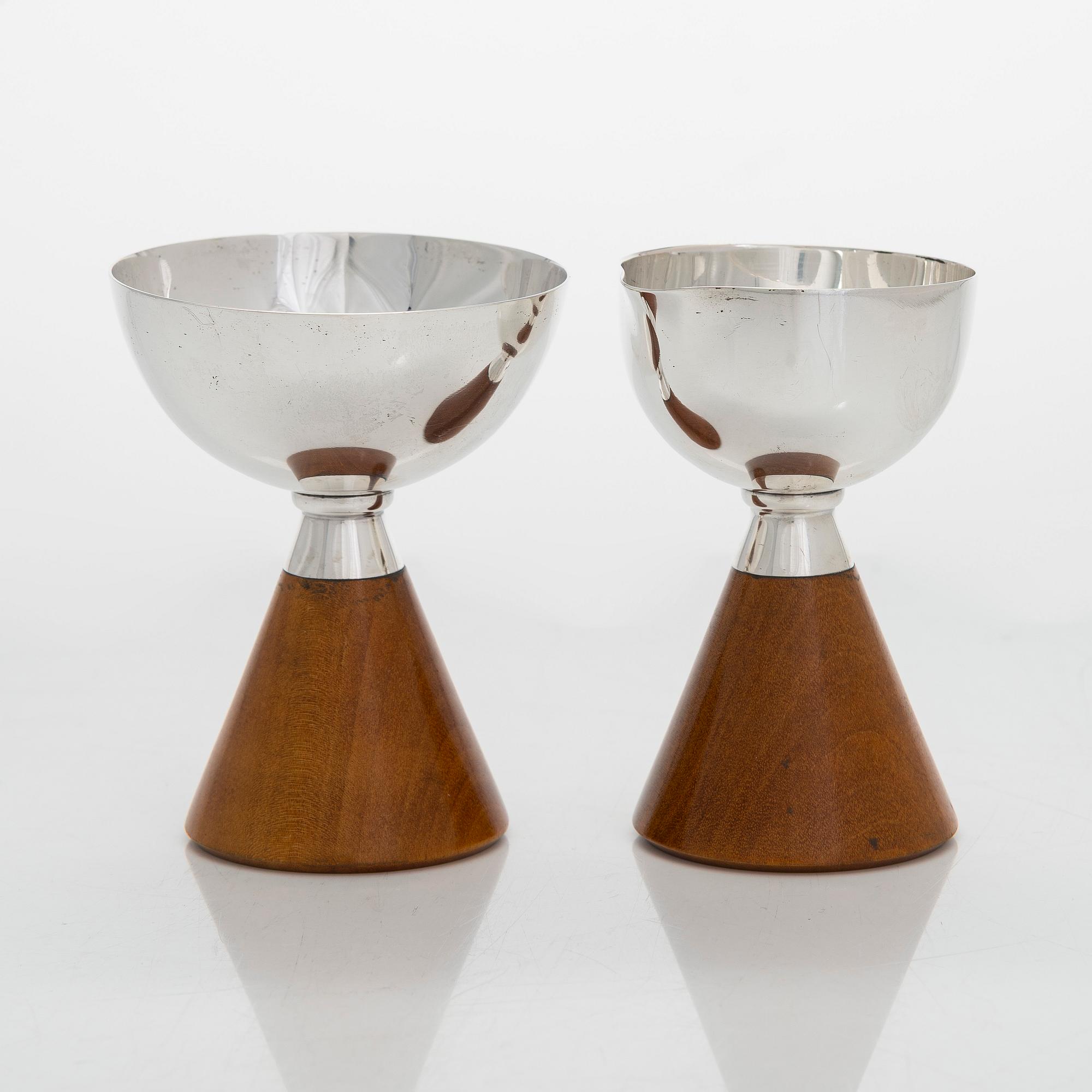 Anna-Greta Eker, a silver cream jug and sugar bowl on a mahogany base, Auran Kultaseppä, Turku 1962.