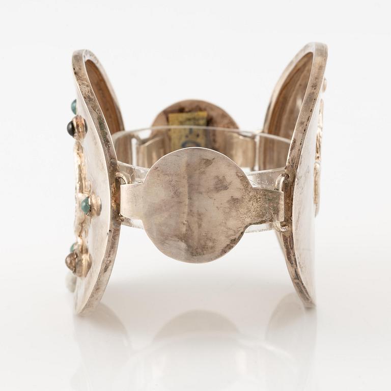 Lars Arby, ett armband, sterlingsilver med gröna stenar, Göteborg 1967.