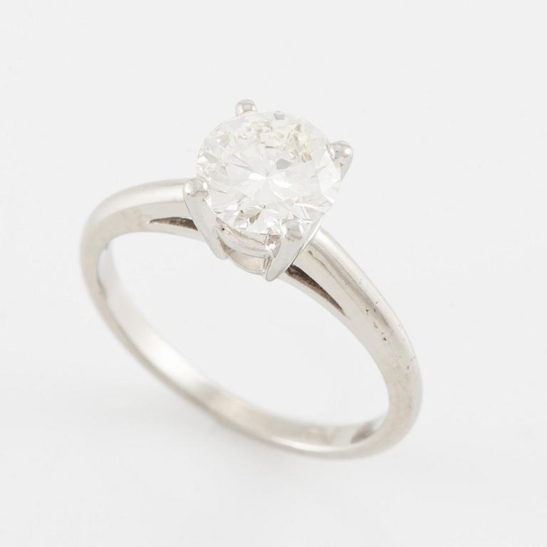 Ring, enstensring, 18K vitguld med briljantslipad diamant ca 1 ct.