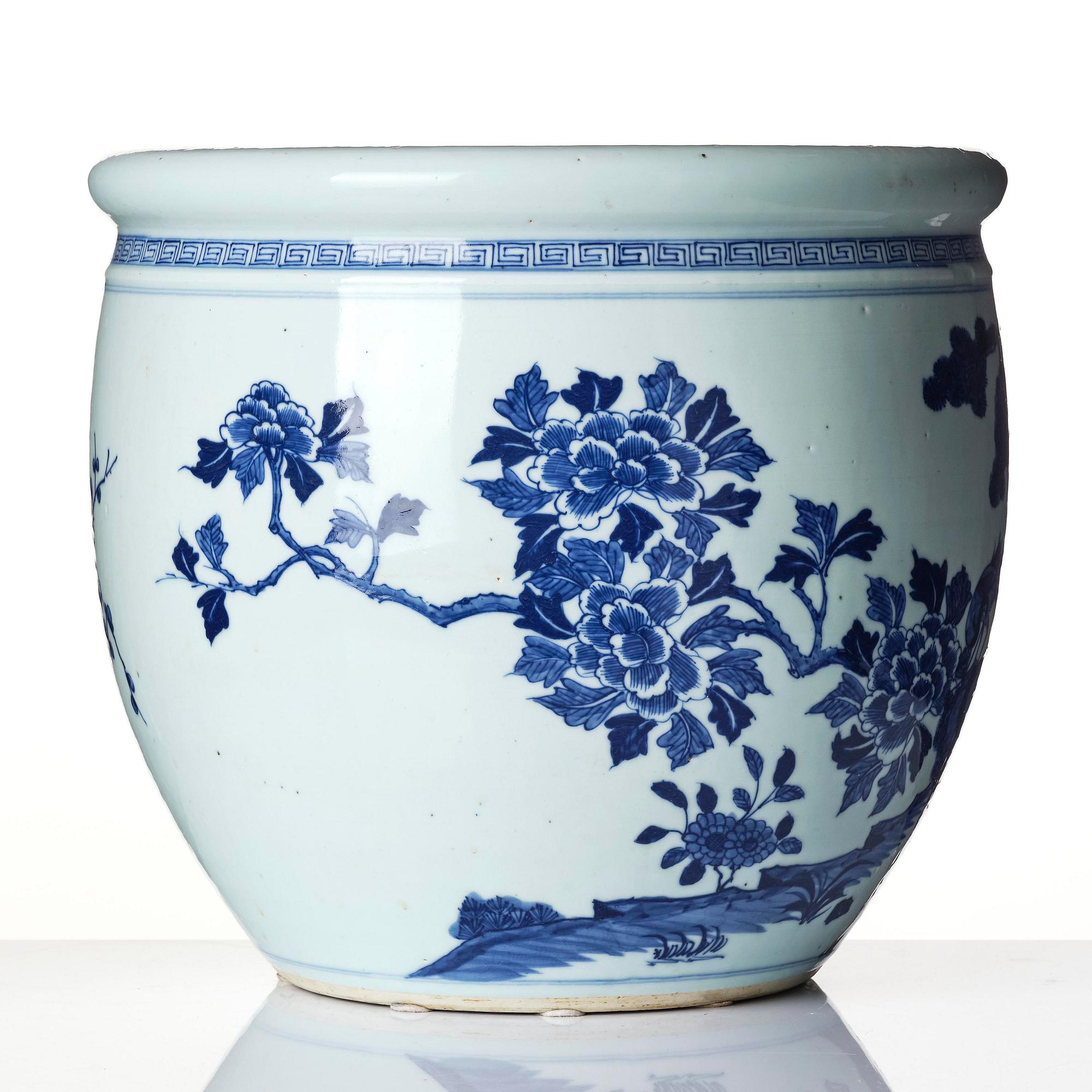 A large blue and white fish basin, Qing dynasty, 19th century.