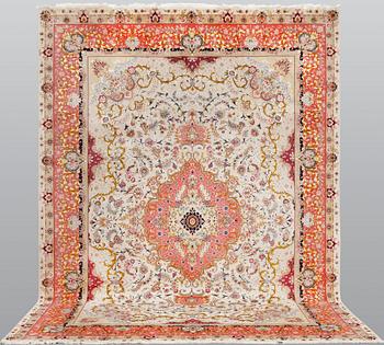 A part silk Tabriz carpet, so-called 50 Raj, approx. 343 x 250 cm.