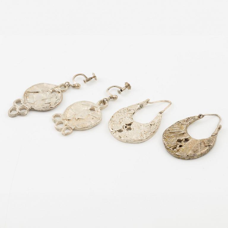 Lars Arby, tre par örhängen, sterlingsilver, Göteborg 1977, 1982 och 1983.