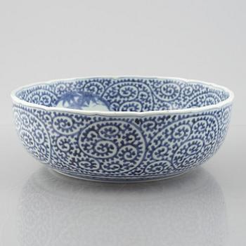 Two Japanese bowls and a large dish, Meiji period (1868-1912).