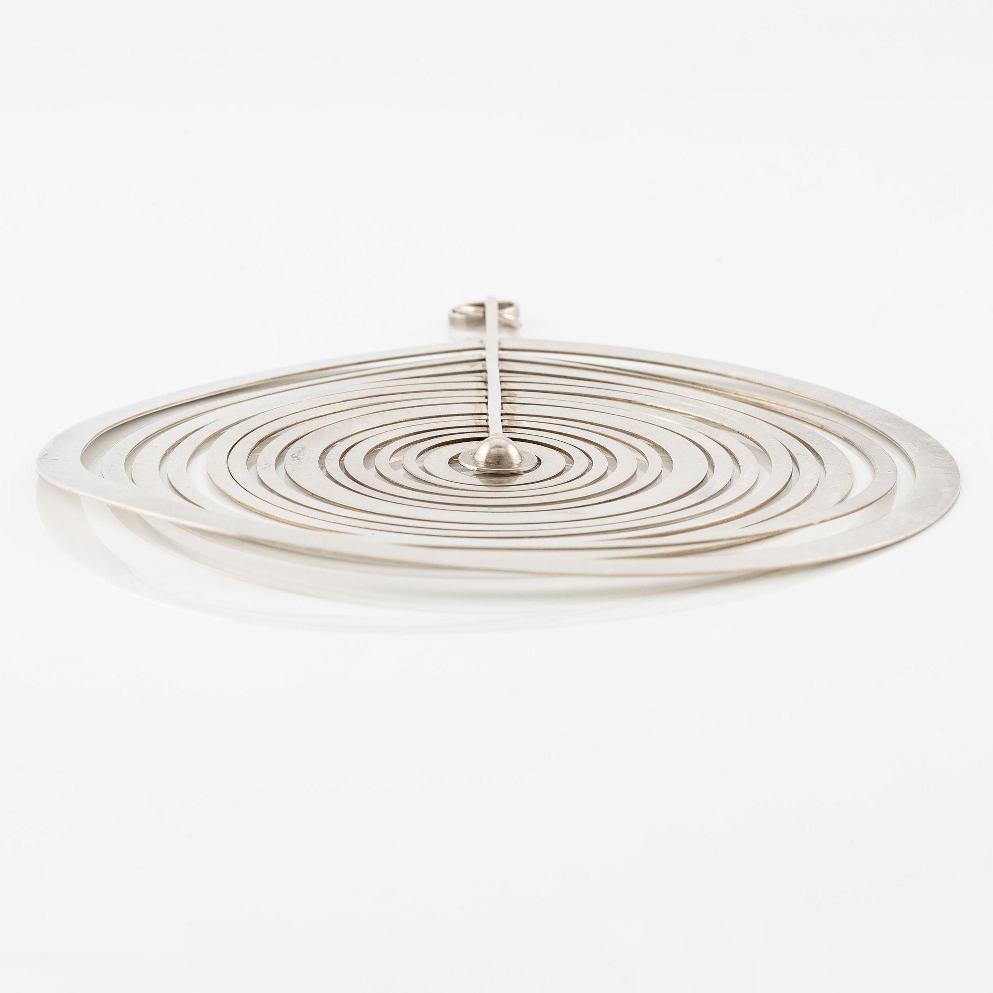 Tapio Wirkkala, hängsmycke, "Silvermåne" silver, Helsingfors 1971.