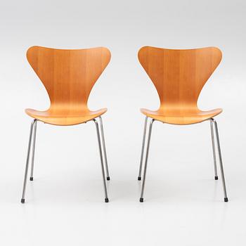 Arne Jacobsen, a pair of model 'Seven' chairs, Fritz Hansen, Denmark 2015.