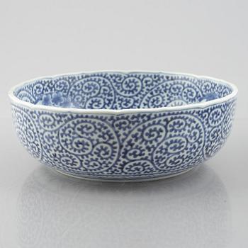 Two Japanese bowls and a large dish, Meiji period (1868-1912).