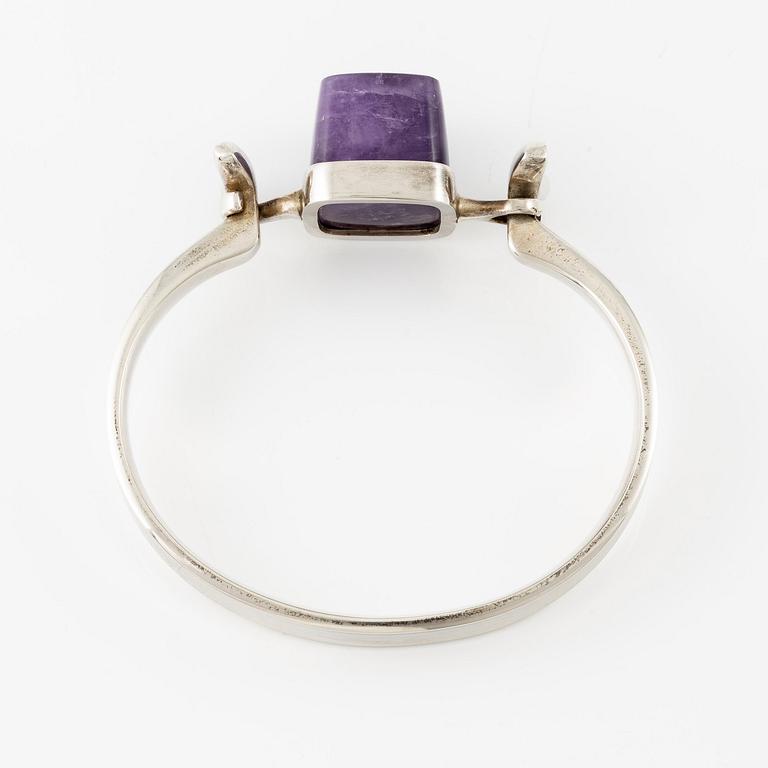 Vivianna Torun Bülow-Hübe, armring, sterlingsilver med ametist, för Georg Jensen.