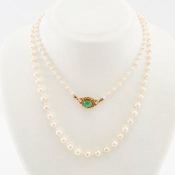 Halsband av odlade pärlor med lås av 18K guld och cabochonslipad grön sten.