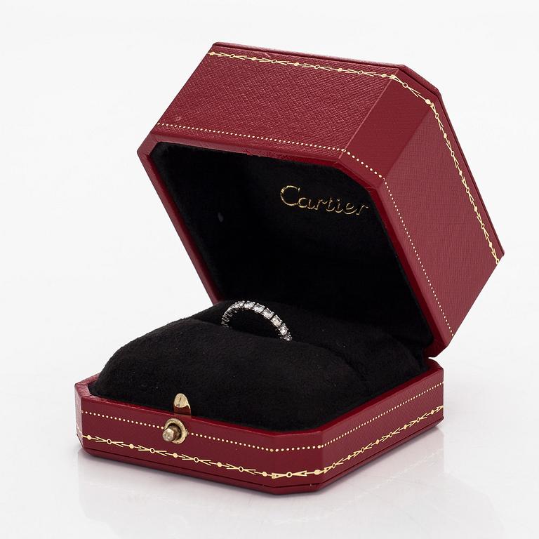 Cartier, sormus, allianssisormus, platinaa ja briljanttihiottuja timantteja.