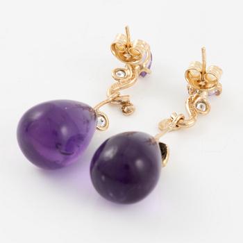 Earrings, 18K gold with drop-shaped amethysts, brilliant-cut diamonds, light amethysts.