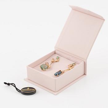 Örhängen 18K guld med grön kvarts, blå topas, apatit och turmalin och diamanter.