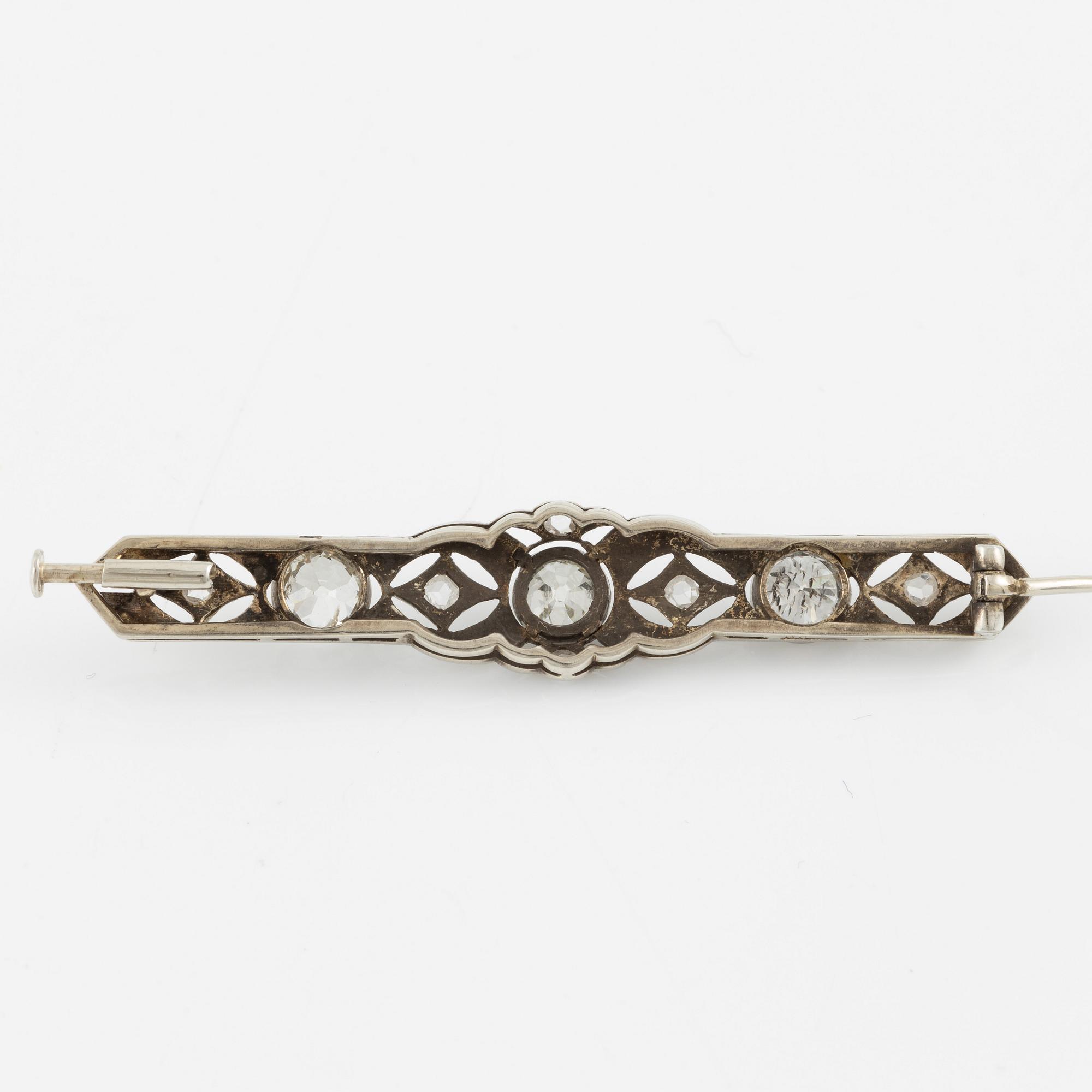 Brooch 14K gold set with old- and rose-cut diamonds.
