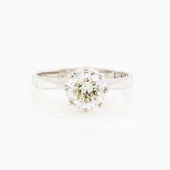 Hugo Olsson, Ring solitär 18K vitguld med en rund briljantslipad diamant, Helsingborg 1968.