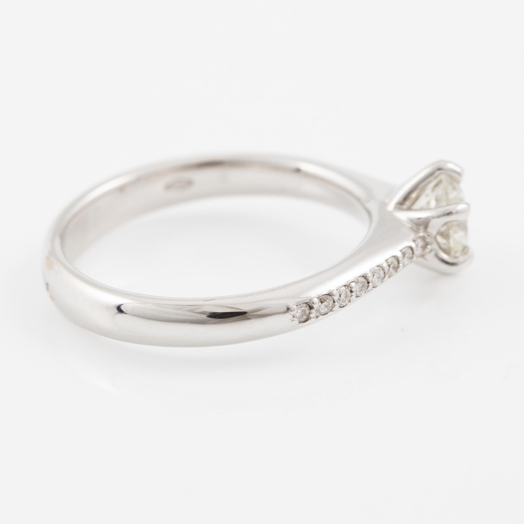 Ring, 18K vitguld med briljantslipad diamant.