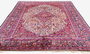 A semi-antique silk Kashan carpet, central Persia (Iran), c. 318,5 x 213,5 cm.