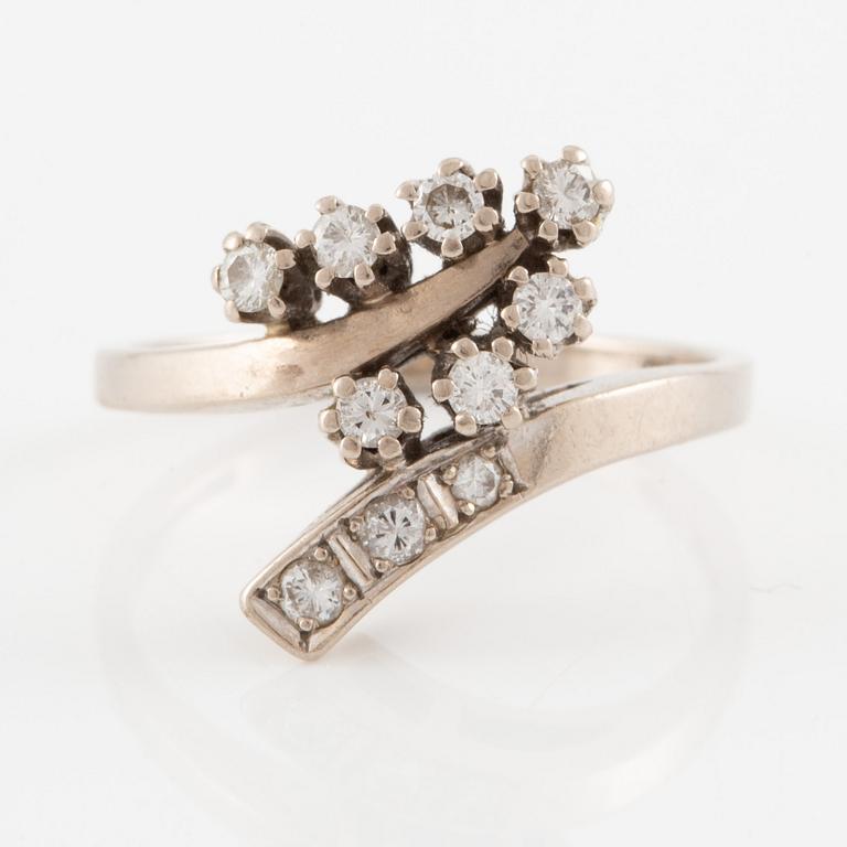Ring 18K vitguld med små briljantslipade diamanter.