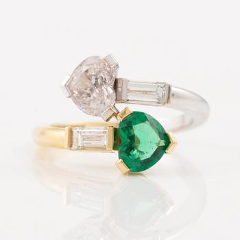 Ring, 18K guld med hjärtformad diamant och smaragd.