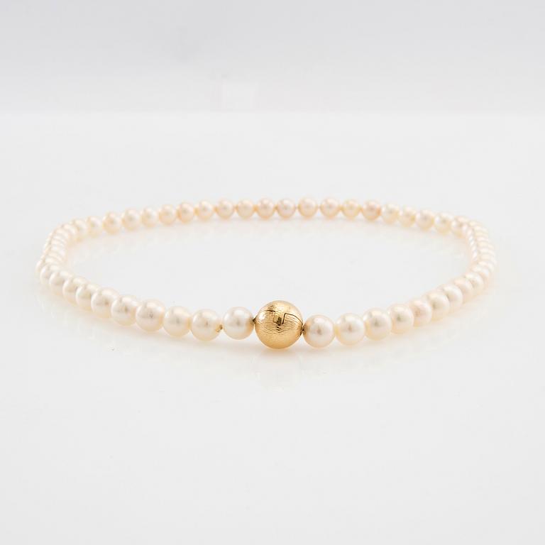 Ole Lynggaard, lås av 18K guld, medföljande collier av odlade pärlor.