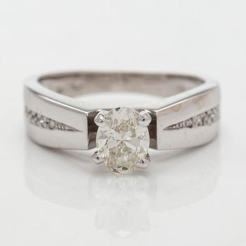 Ring, 14K vitguld med oval brilljantslipad diamant.