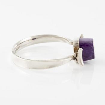 Vivianna Torun Bülow-Hübe, armring, sterlingsilver med ametist, för Georg Jensen.