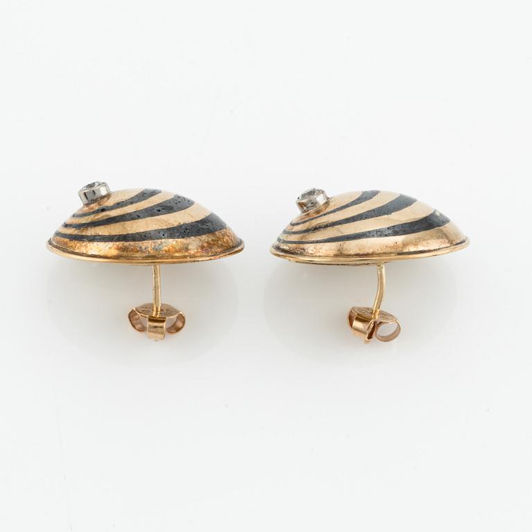 Sigurd Persson, a pair of earrings and a ring, 18K gold with enamel and round brilliant-cut diamonds, Stockholm 1955.