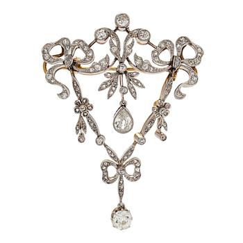 A Belle Époque old-cut diamond brooch in 17K gold and platinum.
