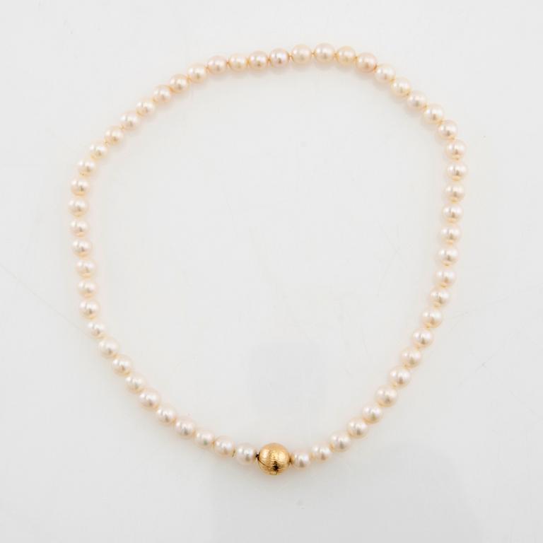 Ole Lynggaard, lås av 18K guld, medföljande collier av odlade pärlor.