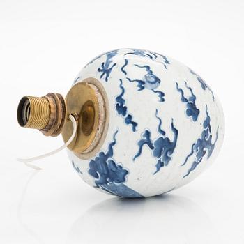 Bojan/lampfot, porslin. Kina, Qingdynastin, 1800-tal.