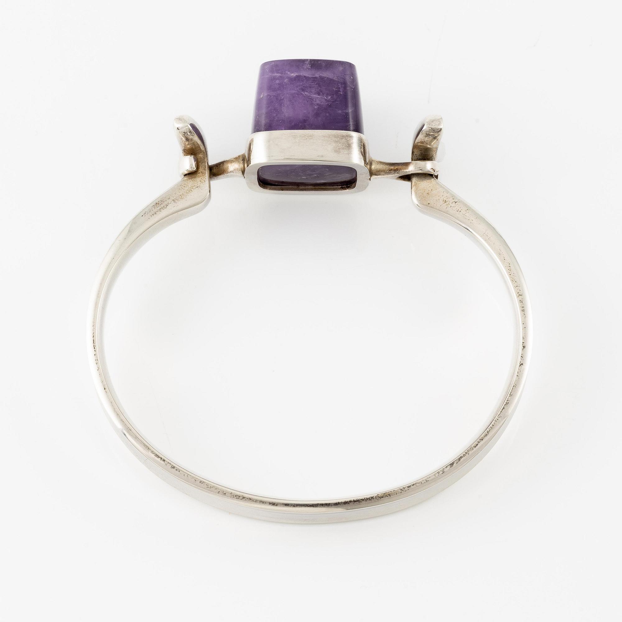 Vivianna Torun Bülow-Hübe, armring, sterlingsilver med ametist, för Georg Jensen.