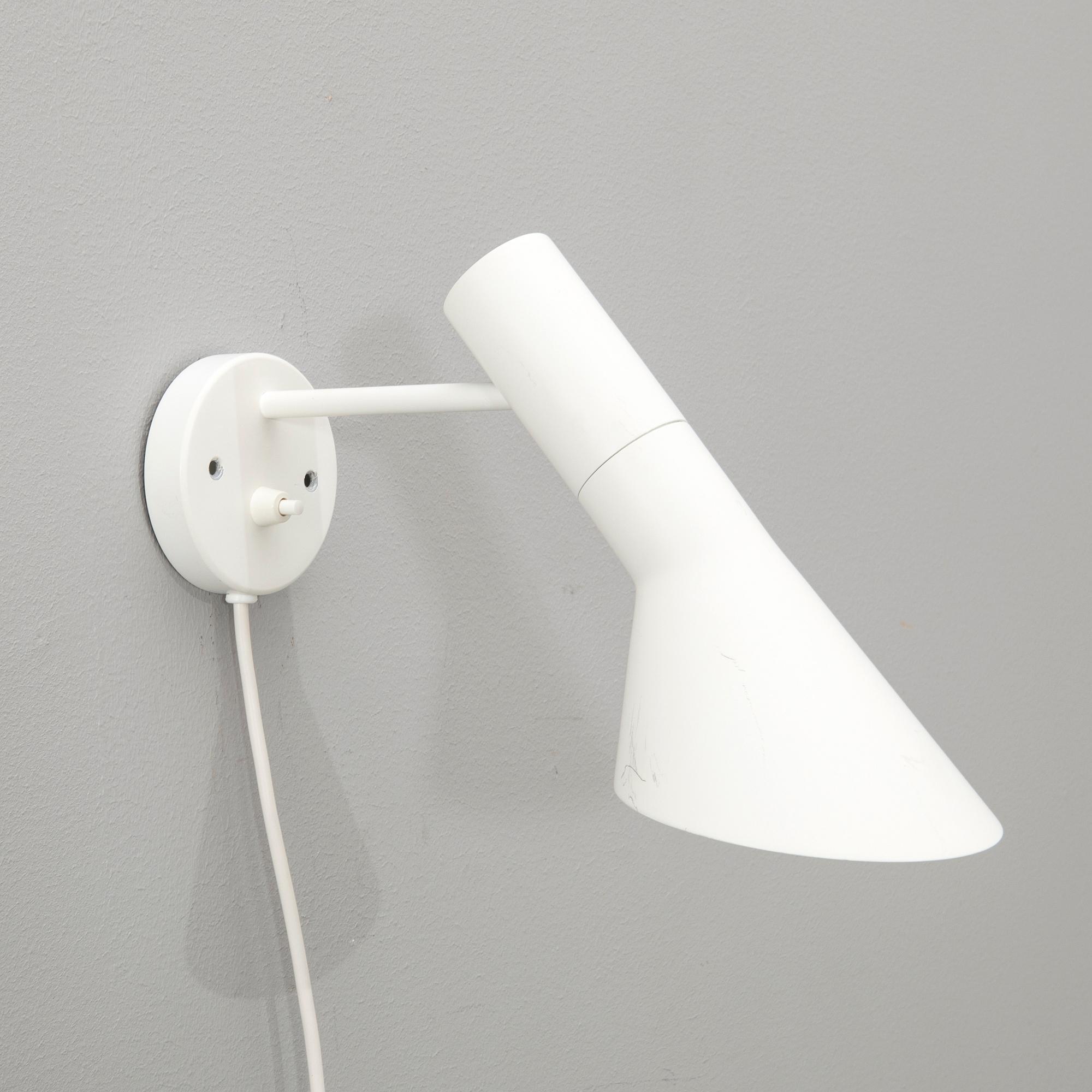Arne Jacobsen, vägglampa "AJ" för Louis Poulsen 2000-tal.