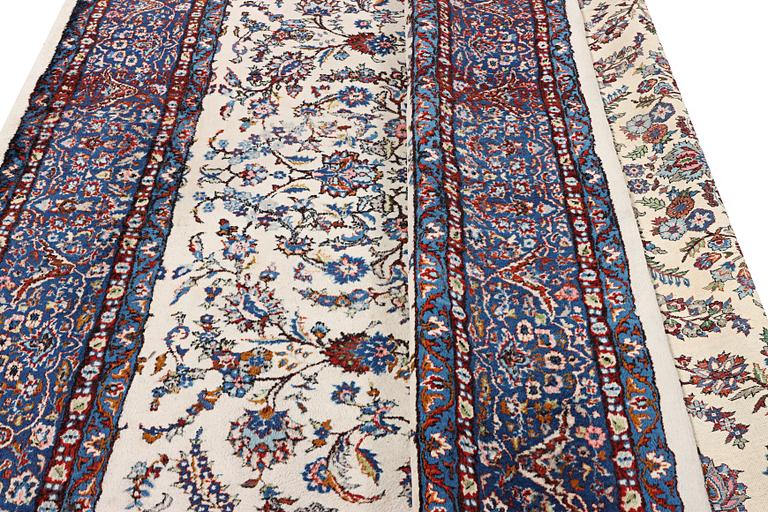 Matta, orientalisk med Kirman-mönster, ca. 308 x 220 cm.