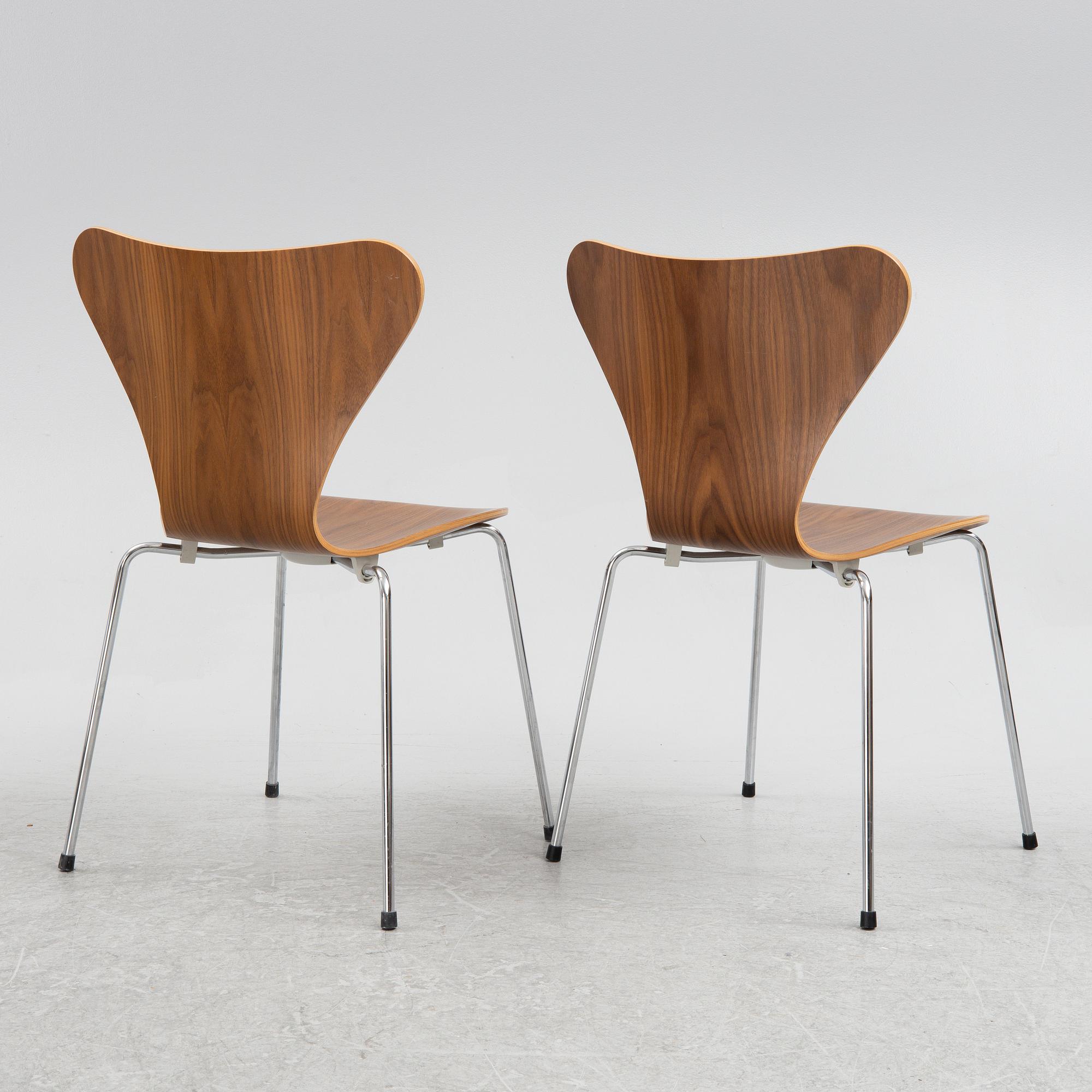 Arne Jacobsen, six walnut-veneered "Seven" chairs, Fritz Hansen, Denmark.