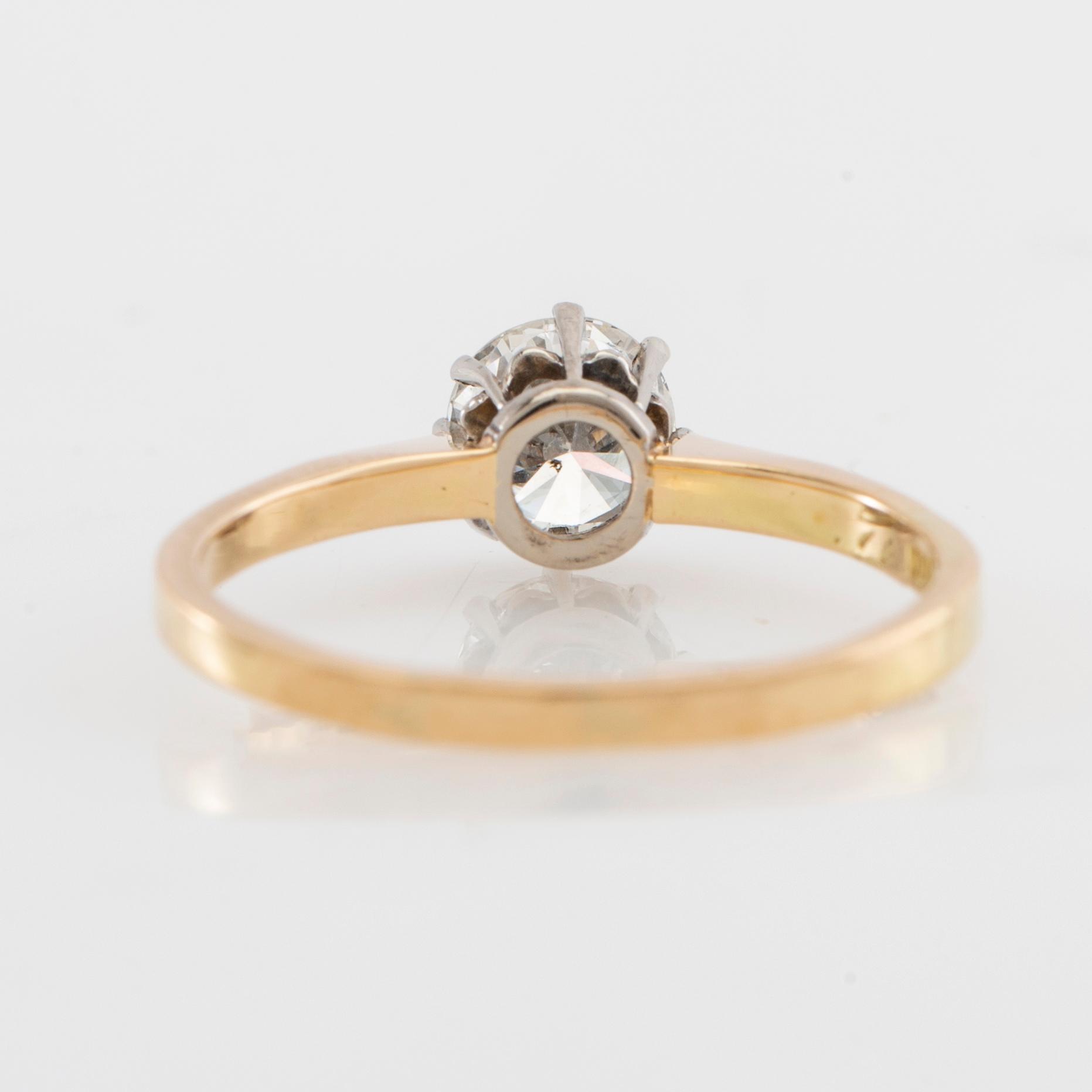 Ring solitär 18K rött och vitt guld med en rund briljantslipad diamant, Per-G Forslund Malmö 1986.