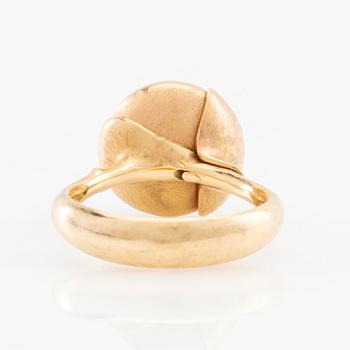 Charlotte Lynggaard, ring "Lotus Ring 3" 18K guld med månsten och runda briljantslipade diamanter, Ole Lynggaard.