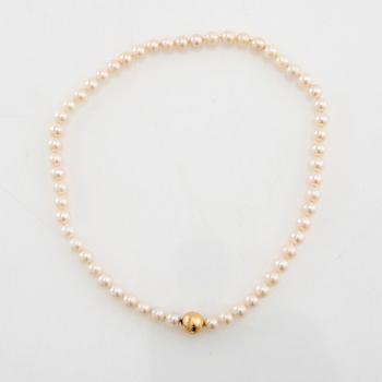 Ole Lynggaard, lås av 18K guld, medföljande collier av odlade pärlor.