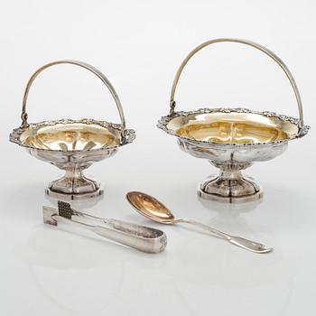 Bonbonjärer, 2 st, samt sockertång och syltsked, silver. Uusi Kultaseppä Oy, Helsingfors, 1920-1930-tal.