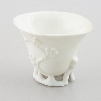 Vinofferbägare, porslin, blanc de chine. Qingdynasty, 1700-tal.
