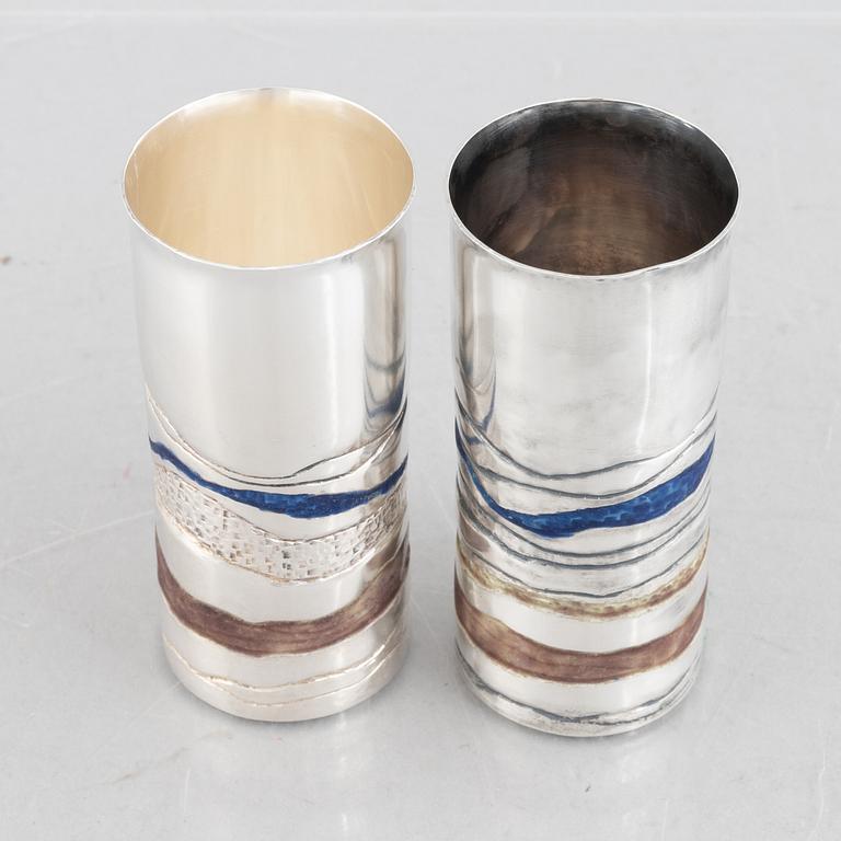 Lars Arby, två bägare/vaser, sterling silver och emalj, Göteborg 1982.
