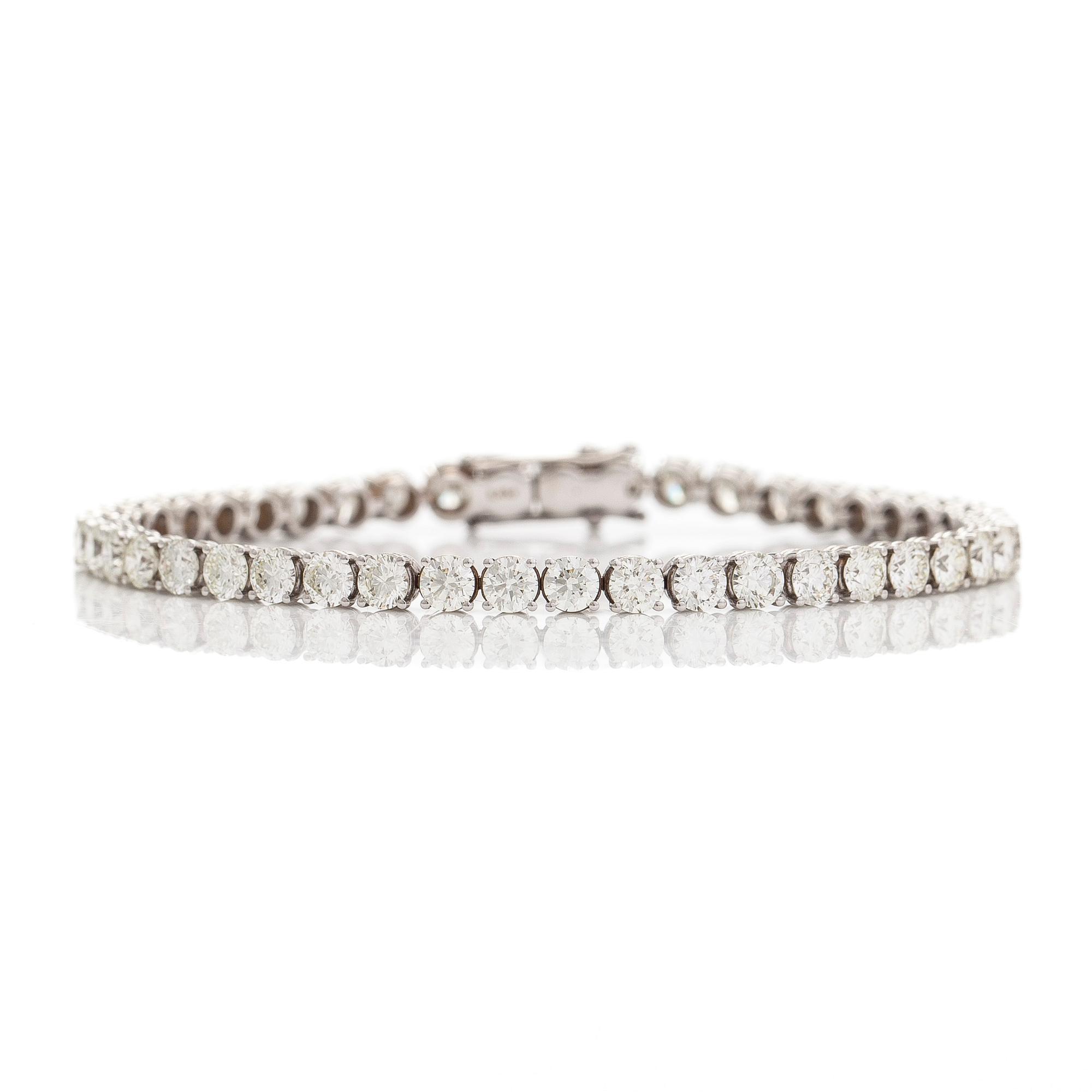 Tennisarmband, 18K vitguld, med briljantslipade diamanter.