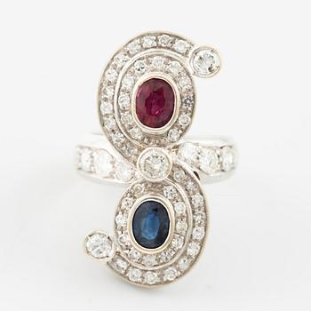 Ring crossovermodell 18K vitguld med rubin och safir och åttkantslipade och briljantslipade diamanter.