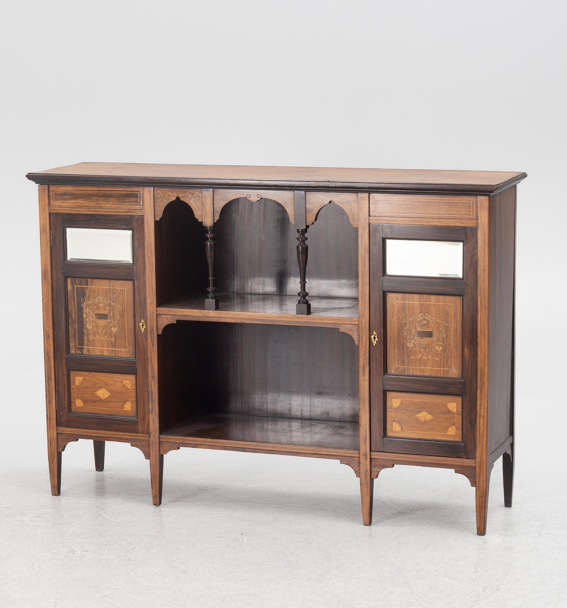 Sideboard, James Shoolbred & Co, London, England, omkring år 1900.