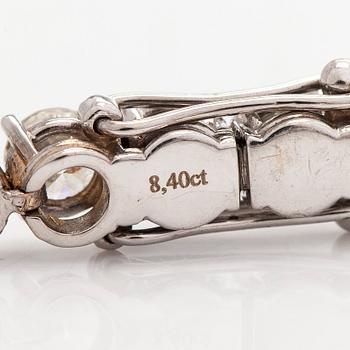 Tennisarmband, 18K vitguld, med briljantslipade diamanter.