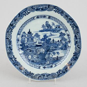 Two serving dishes and two plates, export porcelain, China, Qing dynasty, Qianlong (1736-95).