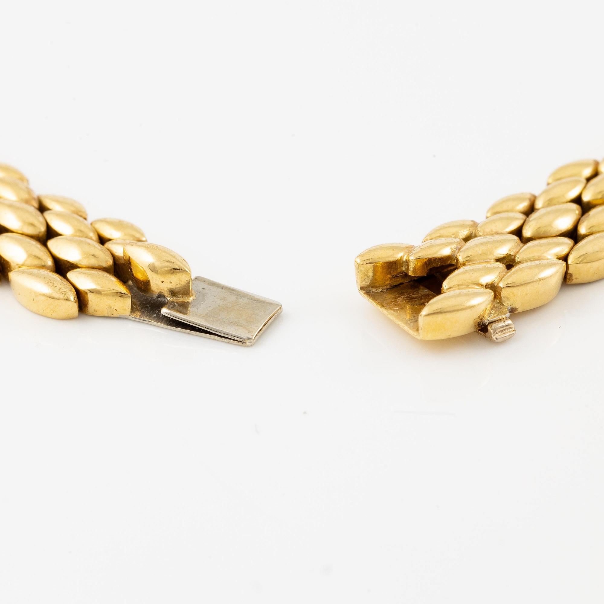 An 18K gold necklace set with round brilliant-cut diamonds.