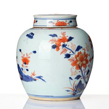 An imari jar with cover, Qing dynasty, Kangxi (1662-1722).