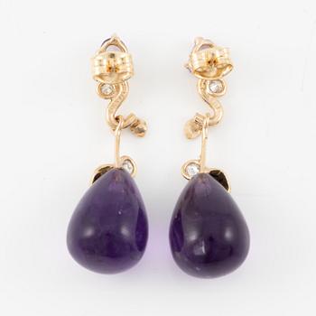 Earrings, 18K gold with drop-shaped amethysts, brilliant-cut diamonds, light amethysts.