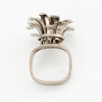 Claës E. Giertta, a ring 18K white gold with sapphire and brilliant-cut diamonds, Stockholm 1977.