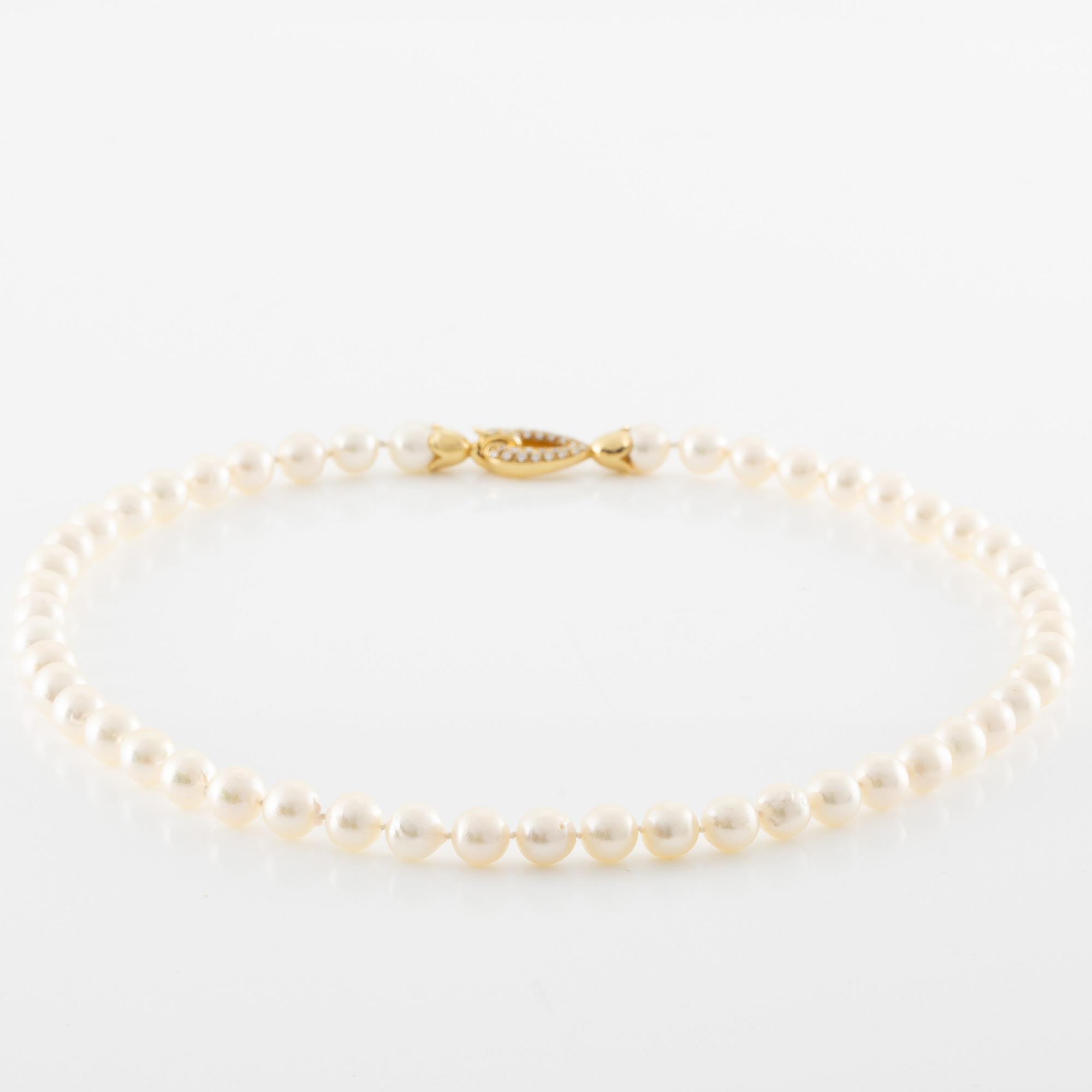 Necklace of cultured pearls, clasp 18K gold with round brilliant-cut diamonds.